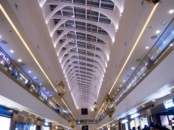 SAINT-PETERSBURG, RUSIA - 15 DE DICIEMBRE: Tiempo de rebajas navideñas, centro comercial, decorado festivamente en Rusia el 15 de diciembre — Foto de Stock