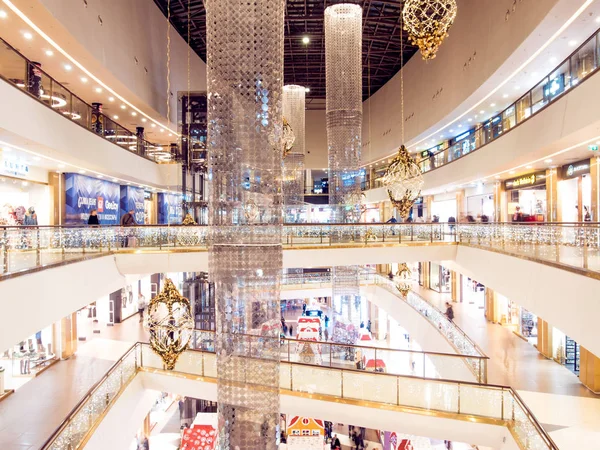 Szentpétervár, Oroszország-December 15-én: Karácsonyi idő értékesítés, bevásárló központ, Oroszország december 15-én ünnepélyesen díszített — Stock Fotó