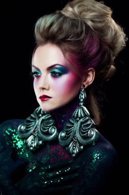 Parlak sanat-makyaj, yüksek saç, vücut boyama genç çekici sarışın kız. Rhinestones ve glitter