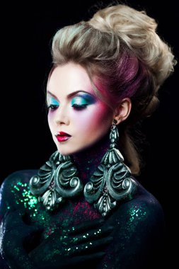Parlak sanat-makyaj, yüksek saç, vücut boyama genç çekici sarışın kız. Rhinestones ve glitter