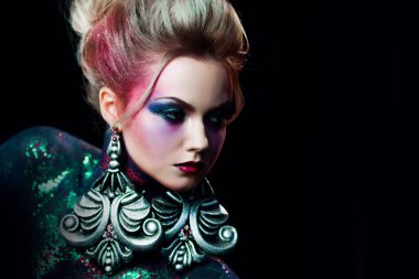 Parlak sanat-makyaj, yüksek saç, vücut boyama genç çekici sarışın kız. Rhinestones ve glitter