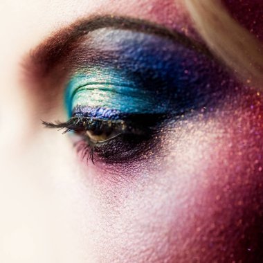 Kadın göz yakın çekim yaratıcı makyaj. Mor tonları