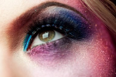 Kadın göz yakın çekim yaratıcı makyaj. Mor tonları