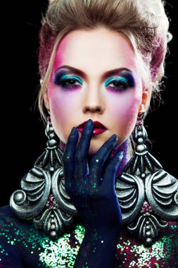 Olarak parlak sanat-makyaj, genç çekici sarışın kızın dudaklarına dokunmadan