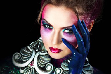Parlak sanat-makyaj, yüksek saç, vücut boyama genç çekici sarışın kız. Rhinestones ve glitter