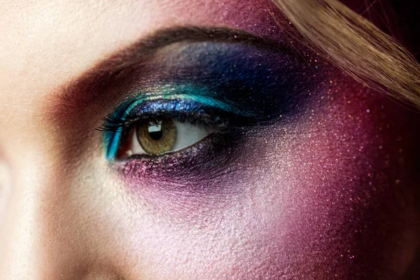 女性の目のクローズ アップ、創造的なメイクアップ。紫音 — ストック写真