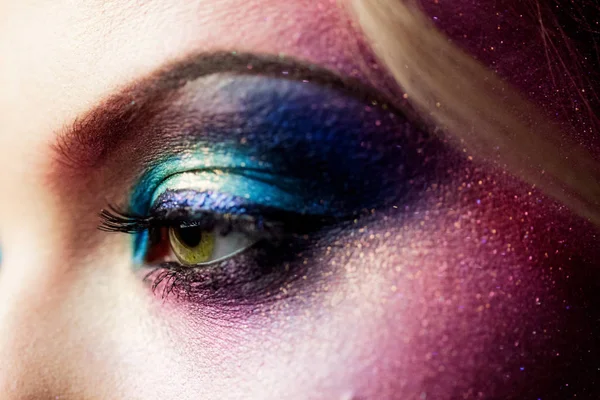 Жіноче око крупним планом, творчий макіяж. Фіолетові тони — стокове фото