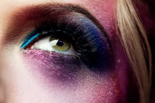 Female oko zbliżenie, kreatywnych makijaż. Dźwięki fioletowy — Zdjęcie stockowe