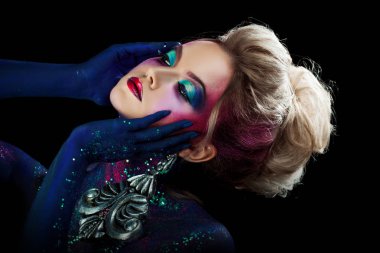 Parlak sanat-makyaj, yüksek saç, vücut boyama genç çekici sarışın kız. Rhinestones ve glitter