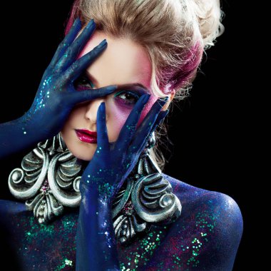 Parlak sanat-makyaj, yüksek saç, vücut boyama genç çekici sarışın kız. Rhinestones ve glitter