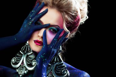 Parlak sanat-makyaj, yüksek saç, vücut boyama genç çekici sarışın kız. Rhinestones ve glitter