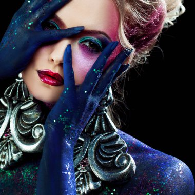 Parlak sanat-makyaj, yüksek saç, vücut boyama genç çekici sarışın kız. Rhinestones ve glitter