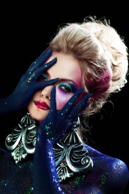 Parlak sanat-makyaj, yüksek saç, vücut boyama genç çekici sarışın kız. Rhinestones ve glitter