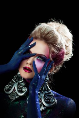 Parlak sanat-makyaj, yüksek saç, vücut boyama genç çekici sarışın kız. Rhinestones ve glitter