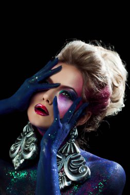 Parlak sanat-makyaj, yüksek saç, vücut boyama genç çekici sarışın kız. Rhinestones ve glitter
