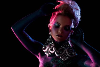 Parlak sanat-makyaj, mor tonlarda genç çekici sarışın kız. Rhinestones ve glitter vücut boyama.