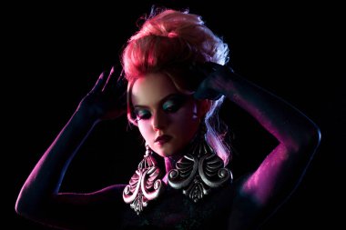 Parlak sanat-makyaj, mor tonlarda genç çekici sarışın kız. Rhinestones ve glitter vücut boyama.