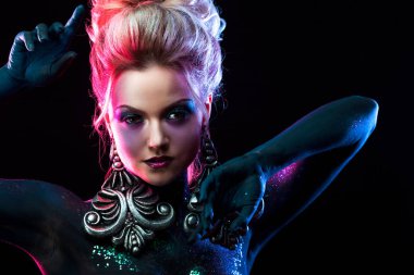 Parlak sanat-makyaj, mor tonlarda genç çekici sarışın kız. Rhinestones ve glitter vücut boyama.