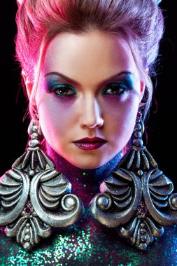 Parlak sanat-makyaj, yüksek saç, vücut boyama genç çekici sarışın kız. Rhinestones ve glitter