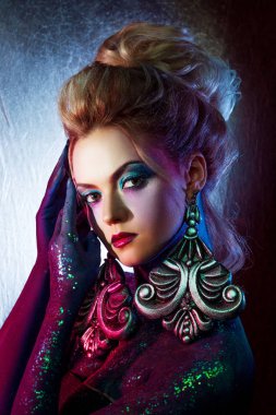 Parlak sanat-makyaj, yüksek saç, vücut boyama genç çekici sarışın kız. Rhinestones ve glitter