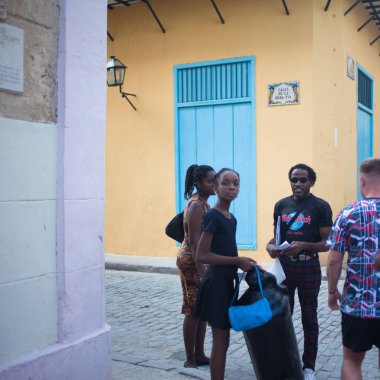Havana, Küba - 3 Kasım 2012: Şehir, sokak sahne ile yerli halk ve turistler hem sokaklarında.