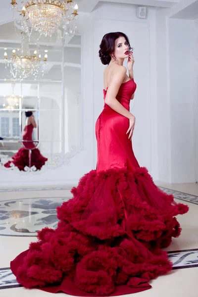 Belleza Morena modelo mujer en vestido rojo noche. Maquillaje y peinado de  lujo de moda hermosa, longitud completa: fotografía de stock © KrisCole  #102421586 | Depositphotos