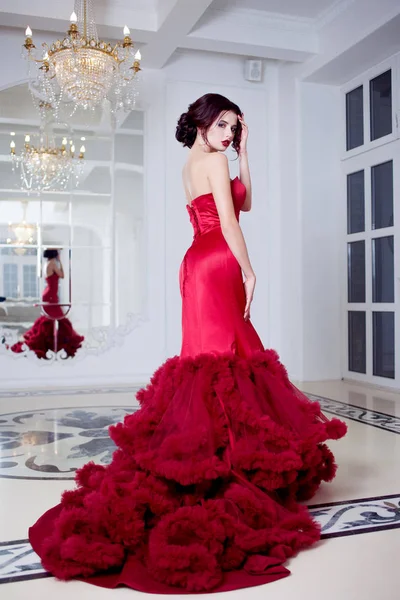 Beleza Morena modelo mulher no vestido vermelho da noite. Maquiagem de luxo de moda bonita e penteado, comprimento total — Fotografia de Stock