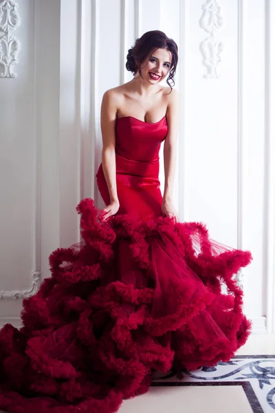 Beleza Morena modelo mulher no vestido vermelho da noite. Maquiagem de luxo de moda bonita e penteado, comprimento total — Fotografia de Stock