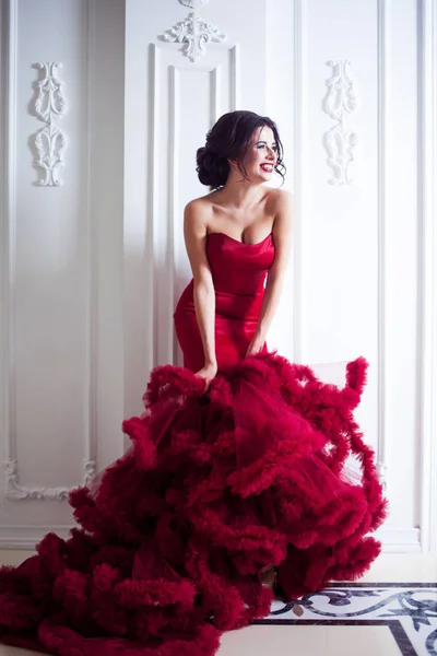 Barna modell nő szépségét este piros ruha. Csodálatos divat luxus smink és frizura, teljes hossza — Stock Fotó