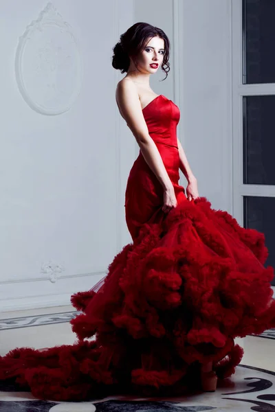 Belleza Morena modelo mujer en vestido rojo noche. Maquillaje y peinado de lujo de moda hermosa, longitud completa — Foto de Stock