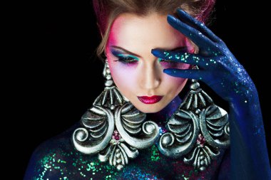 Parlak sanat-makyaj, yüksek saç, vücut boyama genç çekici sarışın kız. Rhinestones ve glitter