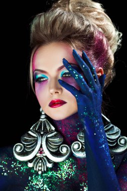 Parlak sanat-makyaj, yüksek saç, vücut boyama genç çekici sarışın kız. Rhinestones ve glitter