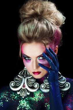 Parlak sanat-makyaj, yüksek saç, vücut boyama genç çekici sarışın kız. Rhinestones ve glitter