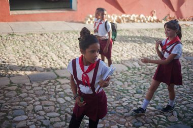 Havana, Küba - 3 Kasım 2012: Kız İzciler Küba'da caddelerde yürümek