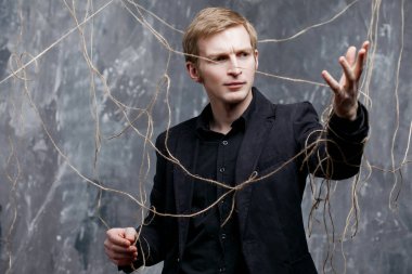 Genç adam zincirleri kırmaya çalışan. Kavramı manipülasyon ve kölelik