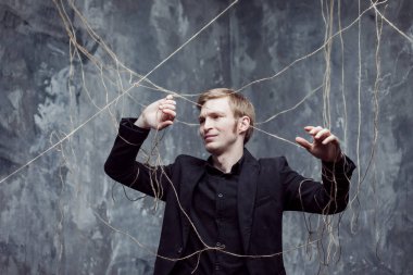 Genç adam zincirleri kırmaya çalışan. Kavramı manipülasyon ve kölelik