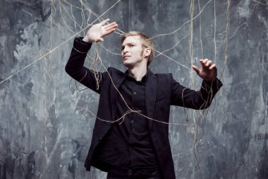 Genç adam zincirleri kırmaya çalışan. Kavramı manipülasyon ve kölelik