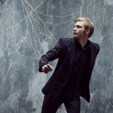 Genç adam zincirleri kırmaya çalışan. Kavramı manipülasyon ve kölelik