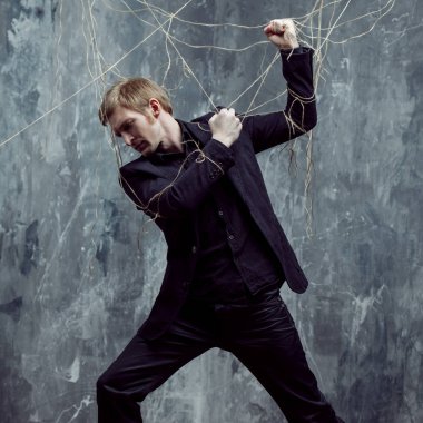 Genç adam zincirleri kırmaya çalışan. Kavramı manipülasyon ve kölelik