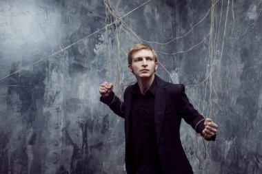 Genç adam zincirleri kırmaya çalışan. Kavramı manipülasyon ve kölelik