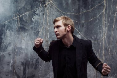 Genç adam zincirleri kırmaya çalışan. Kavramı manipülasyon ve kölelik