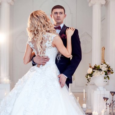 Güzel genç çift, gelin ve damat. Lüks ışık iç