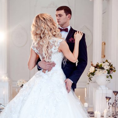 Güzel genç çift, gelin ve damat. Lüks ışık iç