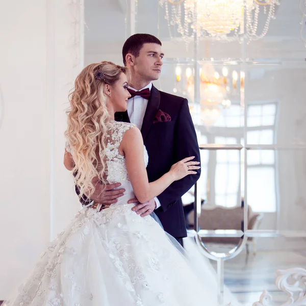 Casal jovem marido e mulher, juntos de frente para a mesma maneira — Fotografia de Stock