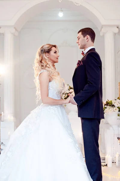Mooie jong koppel, de bruid en de bruidegom. Luxe, lichte interieur — Stockfoto