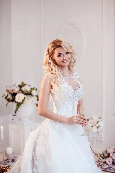 Bella sposa ragazza in un vestito magnifico. Lusso interno luce — Foto Stock