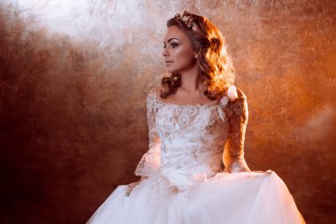 Güzel kız gelin lüks gelinlik, portre altın tonlarda, parlama etkileri