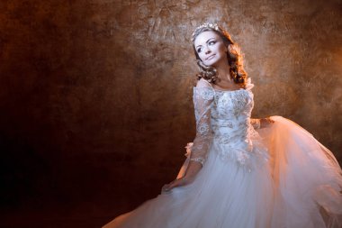 Güzel kız gelin lüks gelinlik, portre altın tonlarda