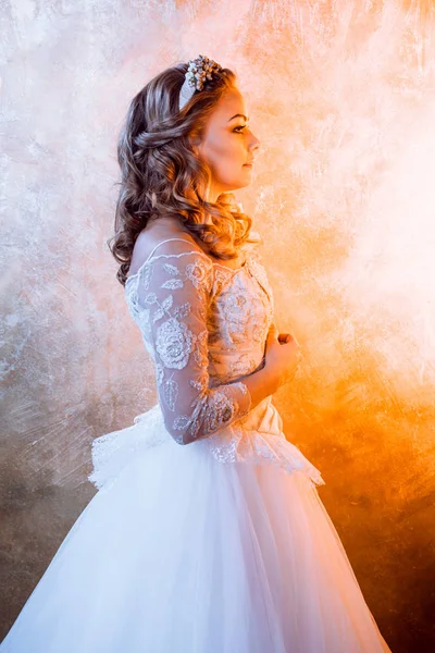 Linda noiva menina em vestido de noiva de luxo. Retrato em perfil, postura Regal — Fotografia de Stock