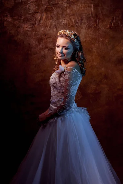 Krásná dívka nevěsta v luxusní svatební šaty, portrét v profilu, účinky oslnění — Stock fotografie